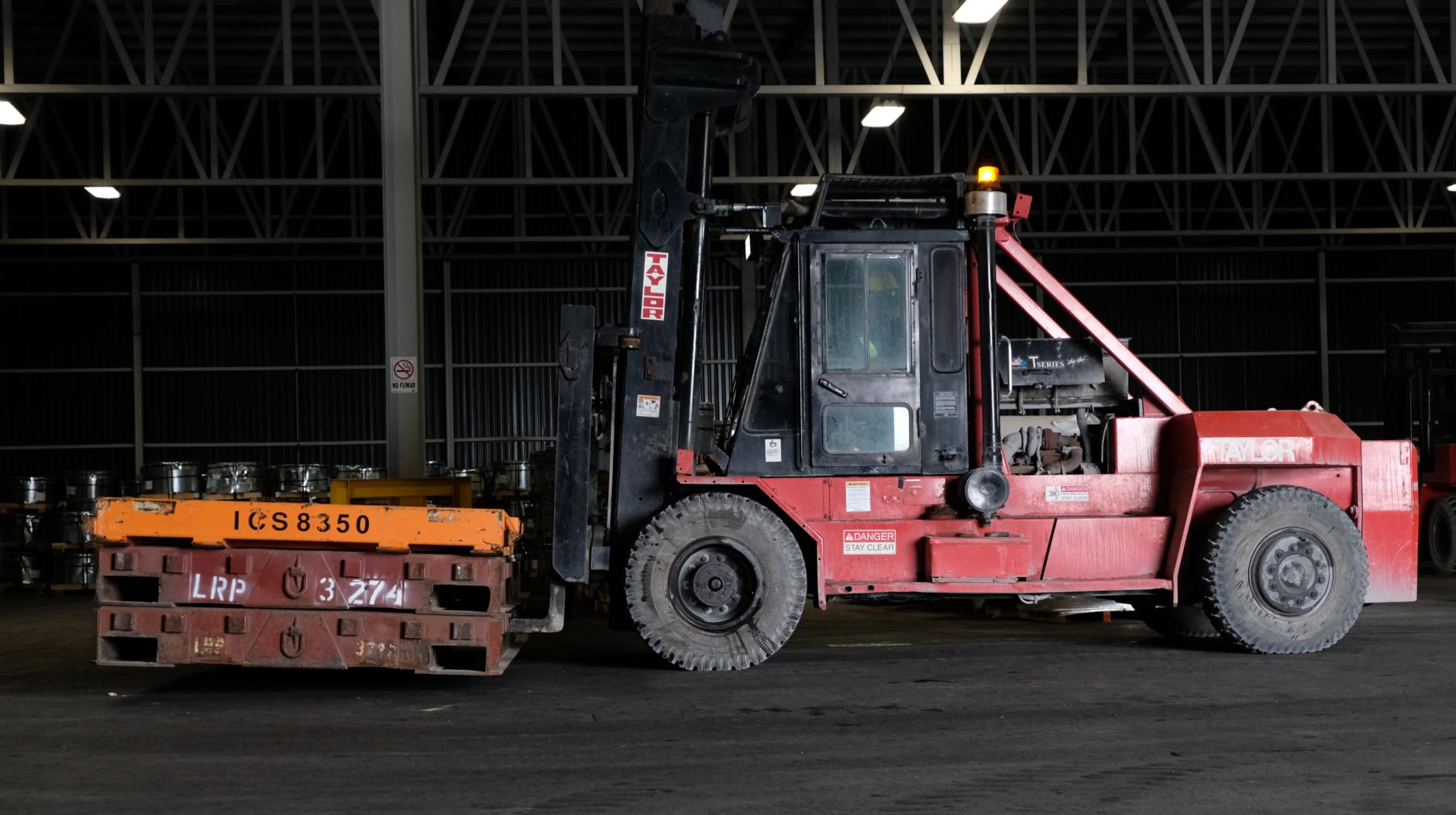 Grúas hidráulicas para maniobrar material pesado con capacidades de hasta 90 toneladas desde o hacia unidades ferroviarias, tractocamiones o bodegas